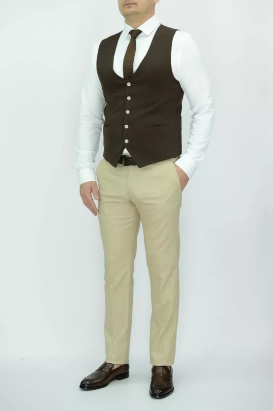 Костюм-тройка песочного цвета с шоколадным жилетом Каталог