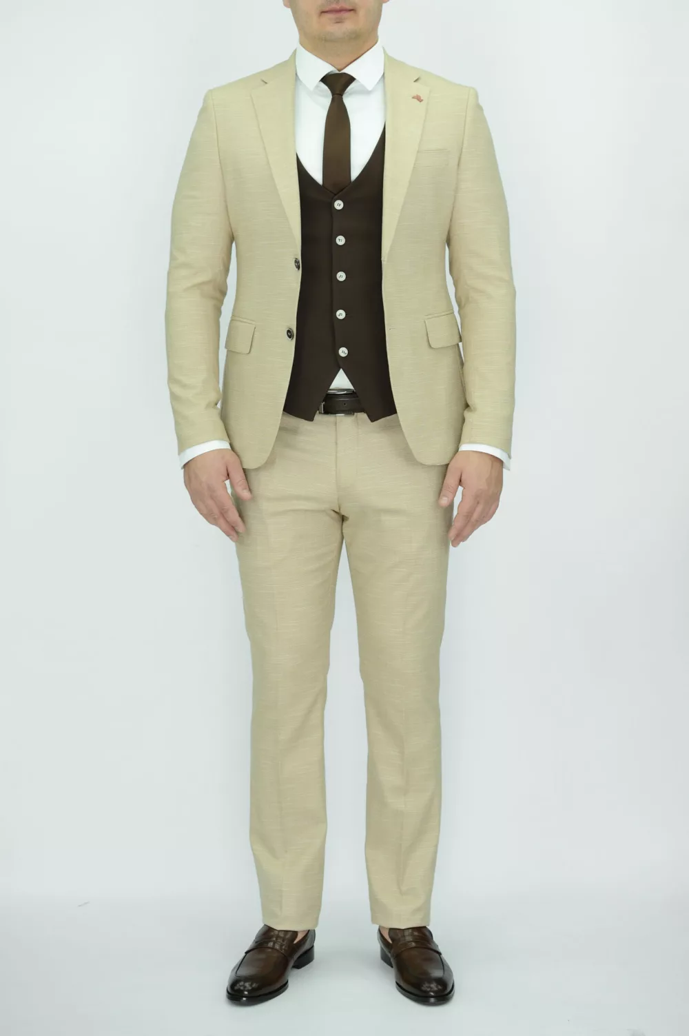 Костюм-тройка песочного цвета с шоколадным жилетом Каталог