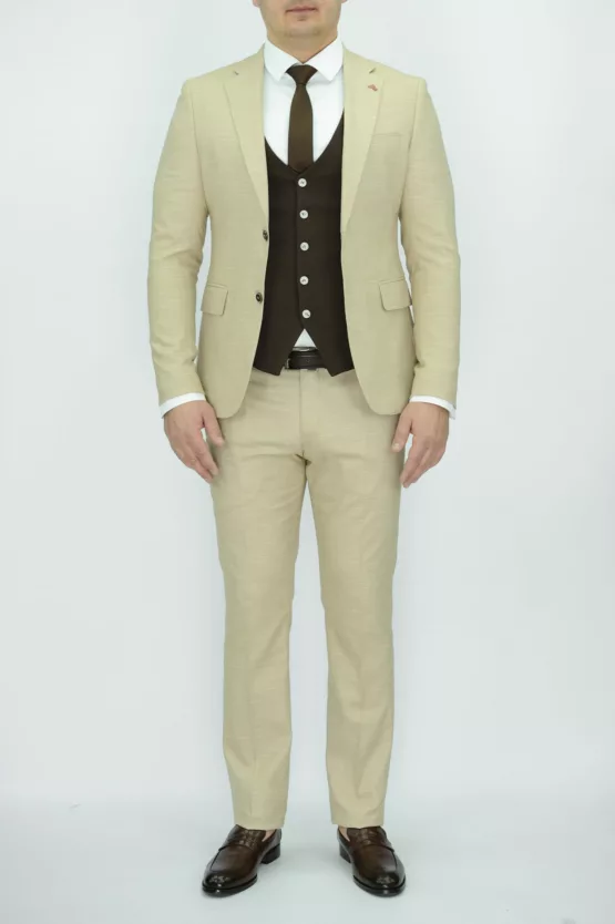 Костюм-тройка песочного цвета с шоколадным жилетом Каталог