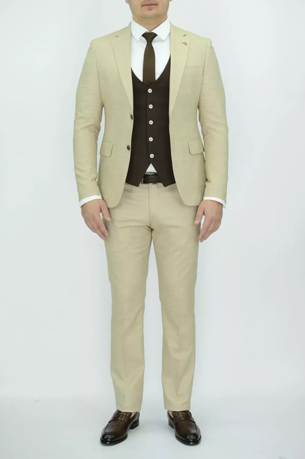 Костюм-тройка песочного цвета с шоколадным жилетом Каталог