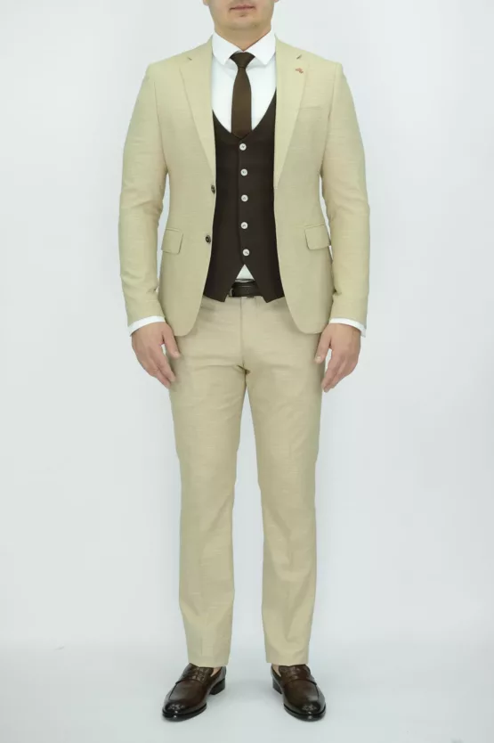 Костюм-тройка песочного цвета с шоколадным жилетом Каталог