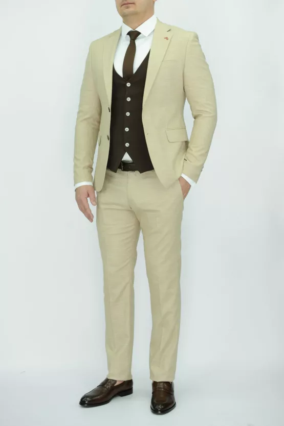 Костюм-тройка песочного цвета с шоколадным жилетом Каталог