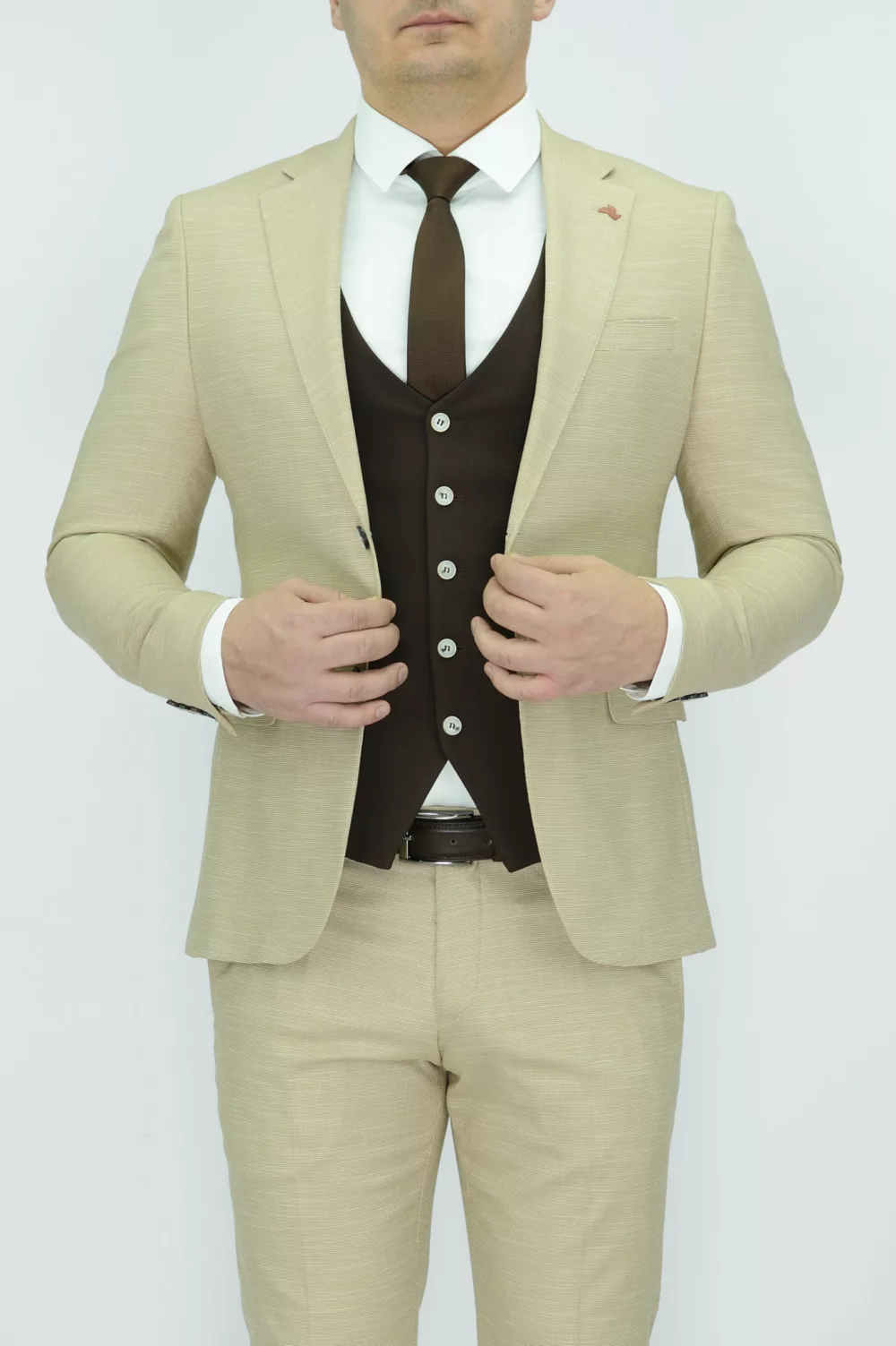 Костюм-тройка песочного цвета с шоколадным жилетом Каталог