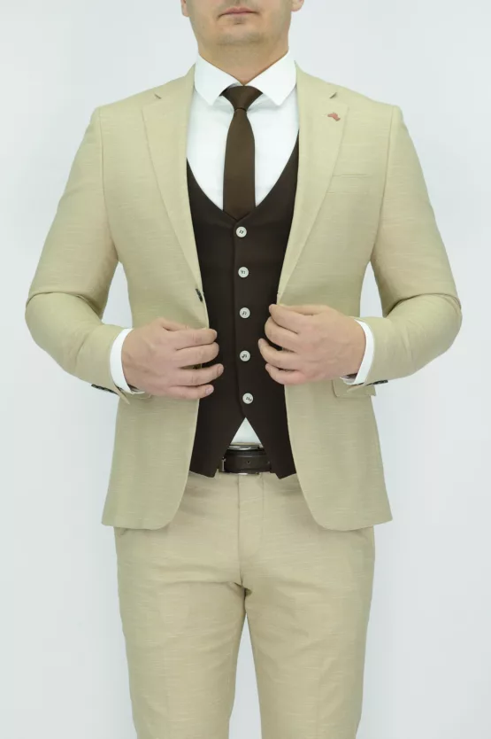 Костюм-тройка песочного цвета с шоколадным жилетом Каталог