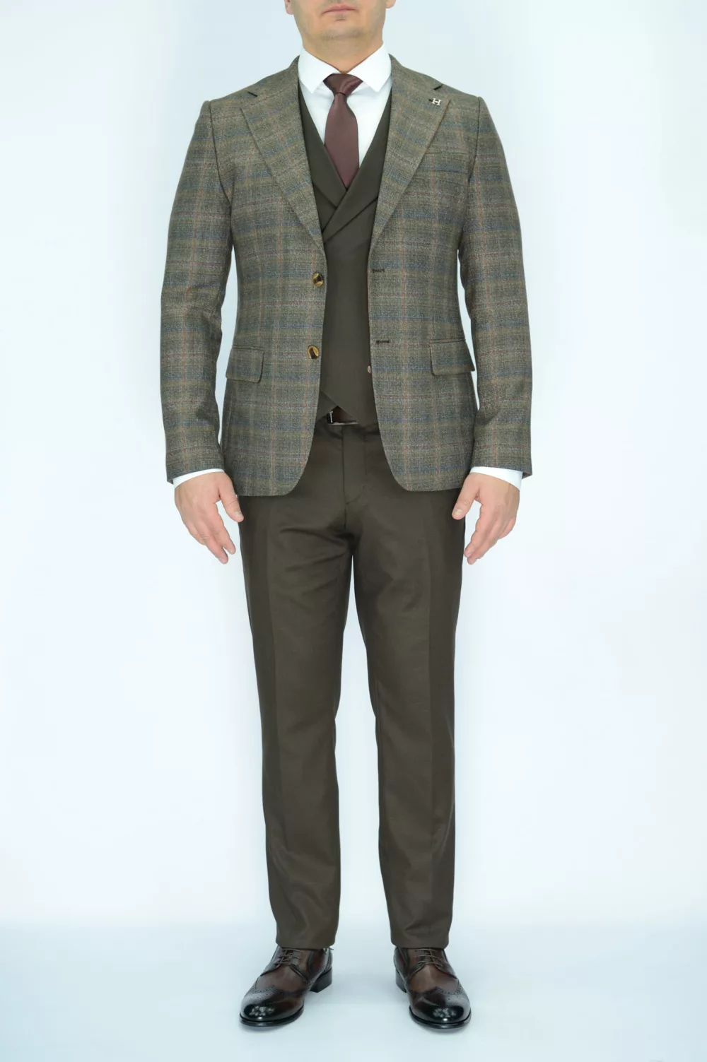 Костюм-тройка коричневого цвета с клеточным пиджаком Каталог