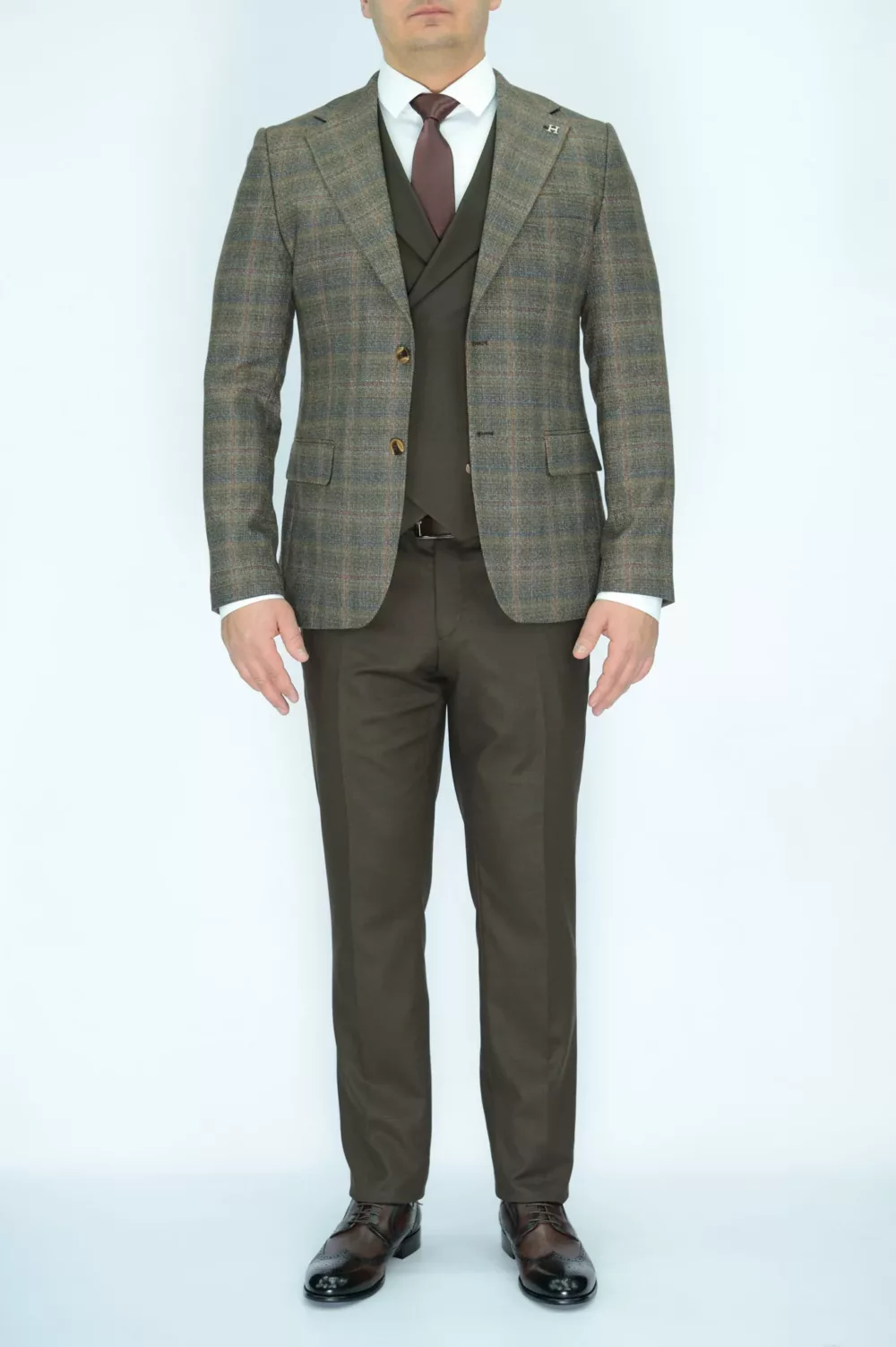 Костюм-тройка коричневого цвета с клеточным пиджаком Каталог