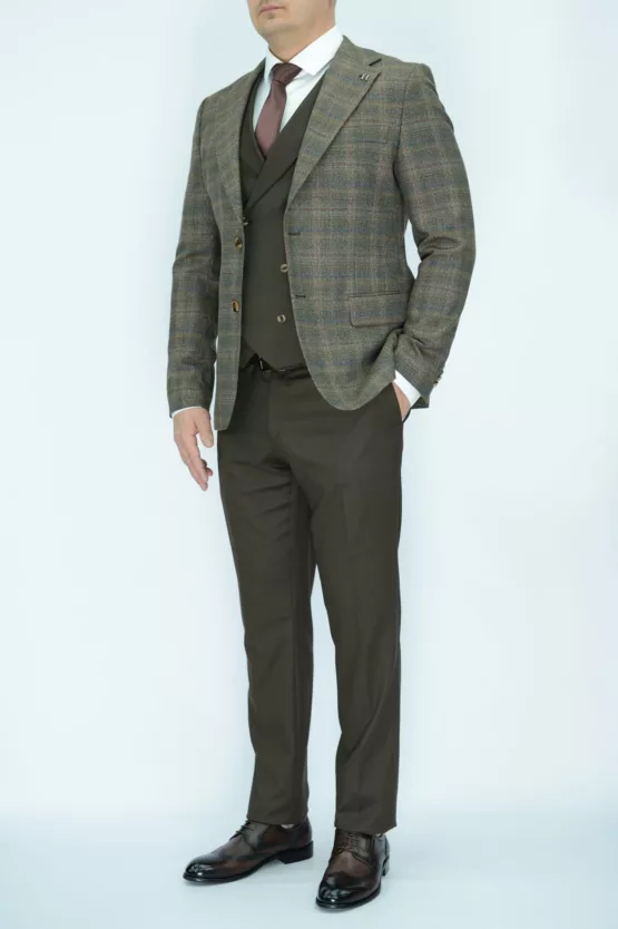 Костюм-тройка коричневого цвета с клеточным пиджаком Каталог