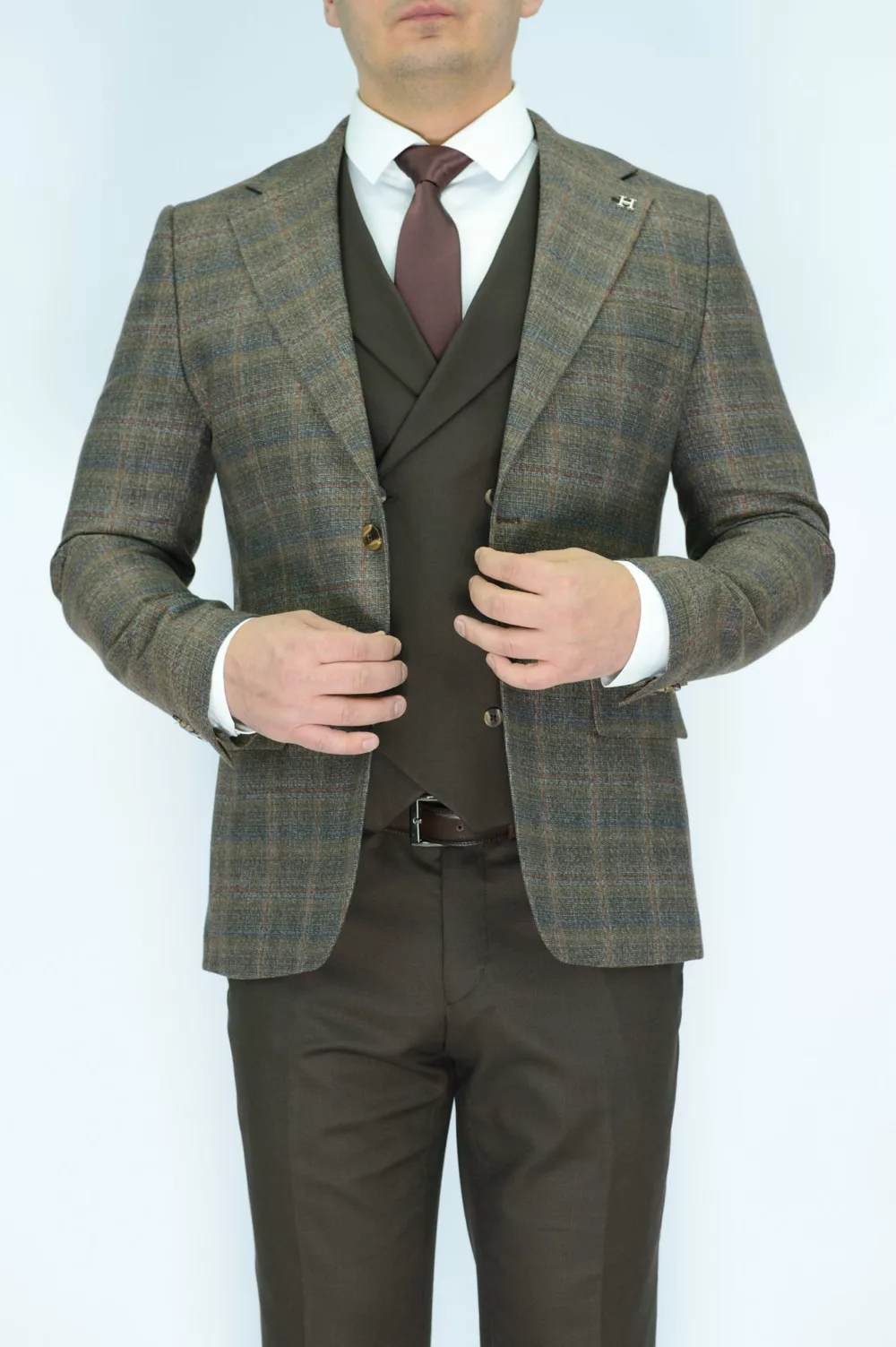 Костюм-тройка коричневого цвета с клеточным пиджаком Каталог