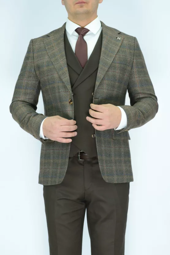 Костюм-тройка коричневого цвета с клеточным пиджаком Каталог
