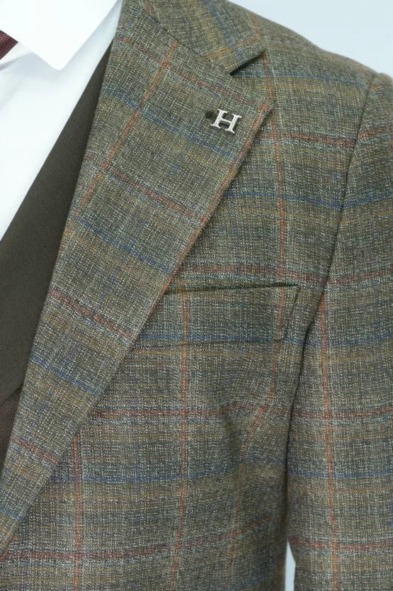 Костюм-тройка коричневого цвета с клеточным пиджаком Каталог