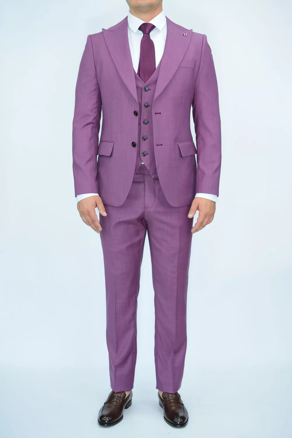 Полуприталенная модель Костюм-тройка сиреневого оттенка Каталог