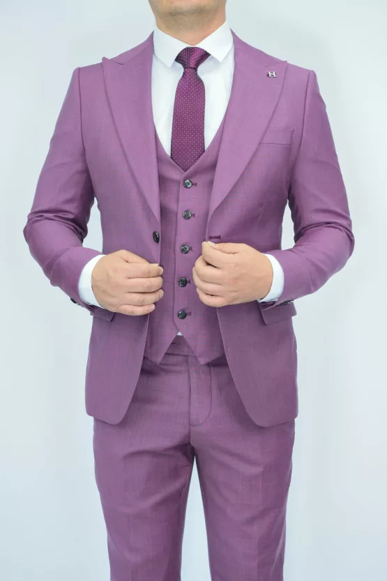 Костюм-тройка сиреневого оттенка Каталог