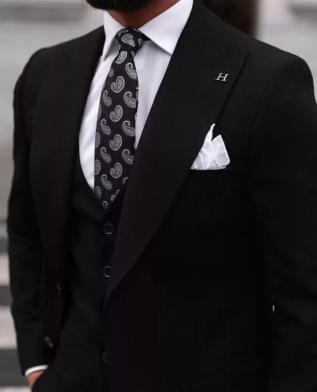 С чем носить мужской черный костюм — полный гайд