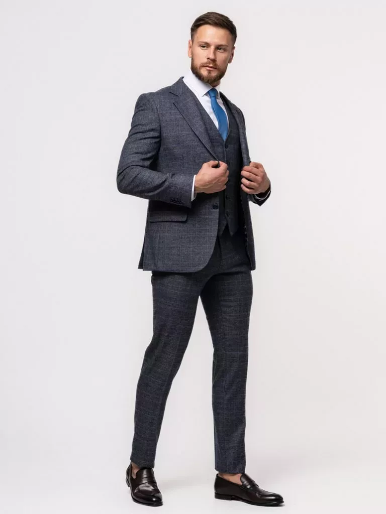Костюм-тройка серого цвета в клетку Каталог