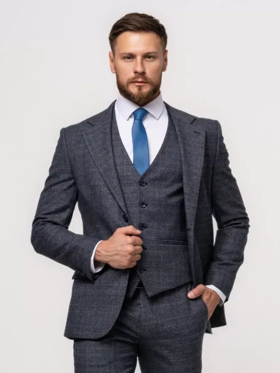 Костюм-тройка серого цвета в клетку Каталог
