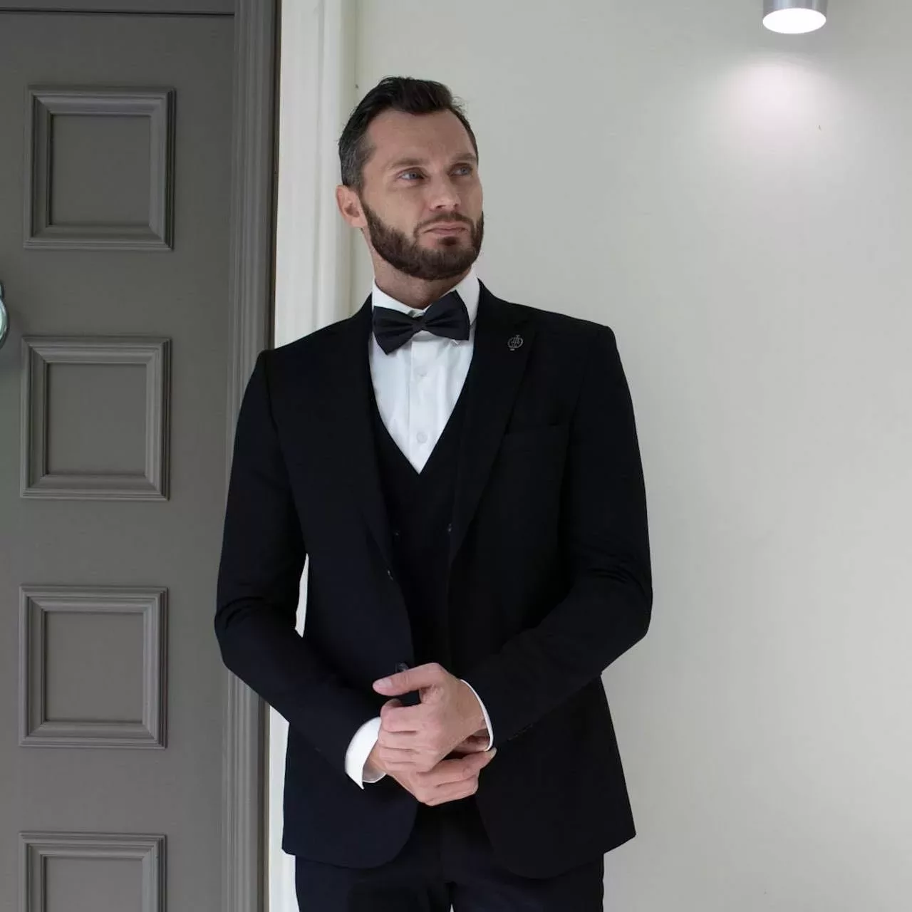 Как выбрать свадебный костюм для жениха: полное руководство