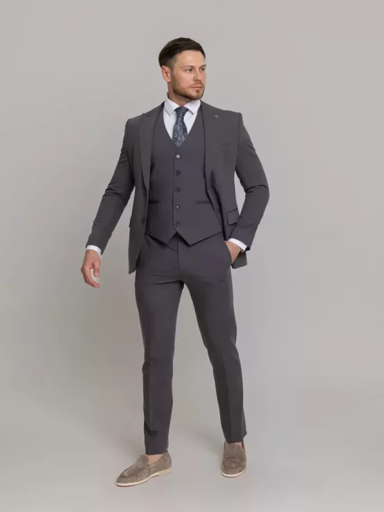 Костюм-тройка  дымчато-серый цвет Брючные мужские костюмы