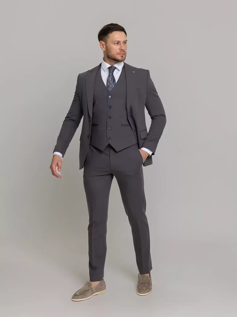 Костюм-тройка  дымчато-серый цвет Брючные мужские костюмы