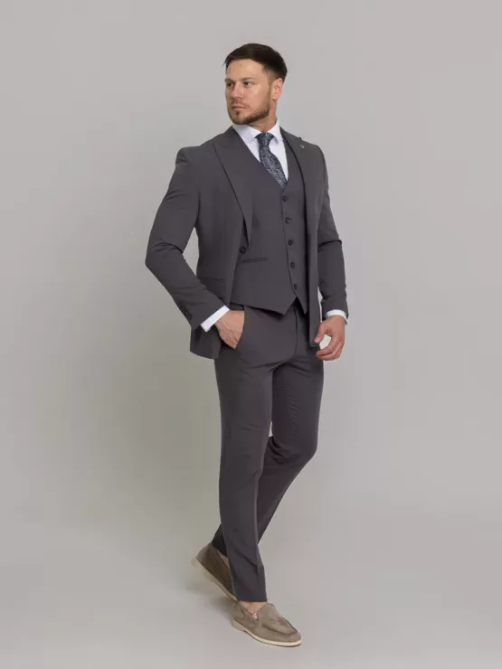 Костюм-тройка  дымчато-серый цвет Брючные мужские костюмы