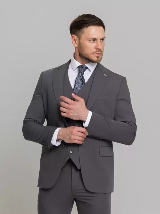 Костюм-тройка  дымчато-серый цвет Брючные мужские костюмы