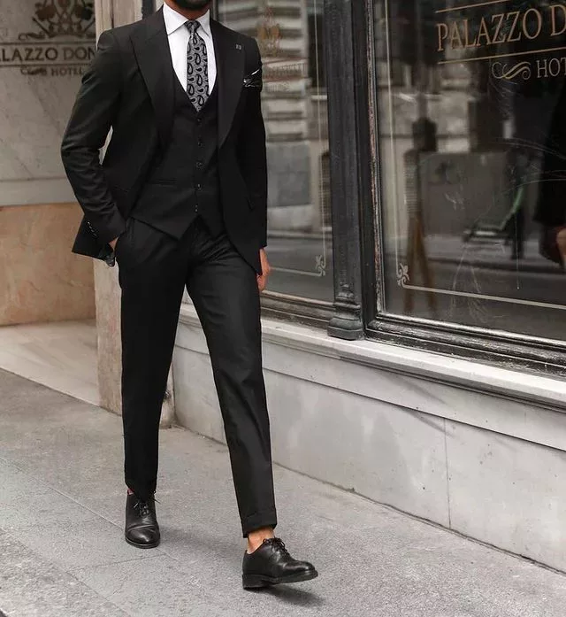 С чем носить мужской черный костюм — полный гайд