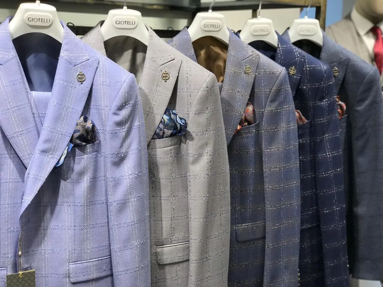 Как выбрать цвет мужского костюма, который подчеркнет вашу индивидуальность и успех!